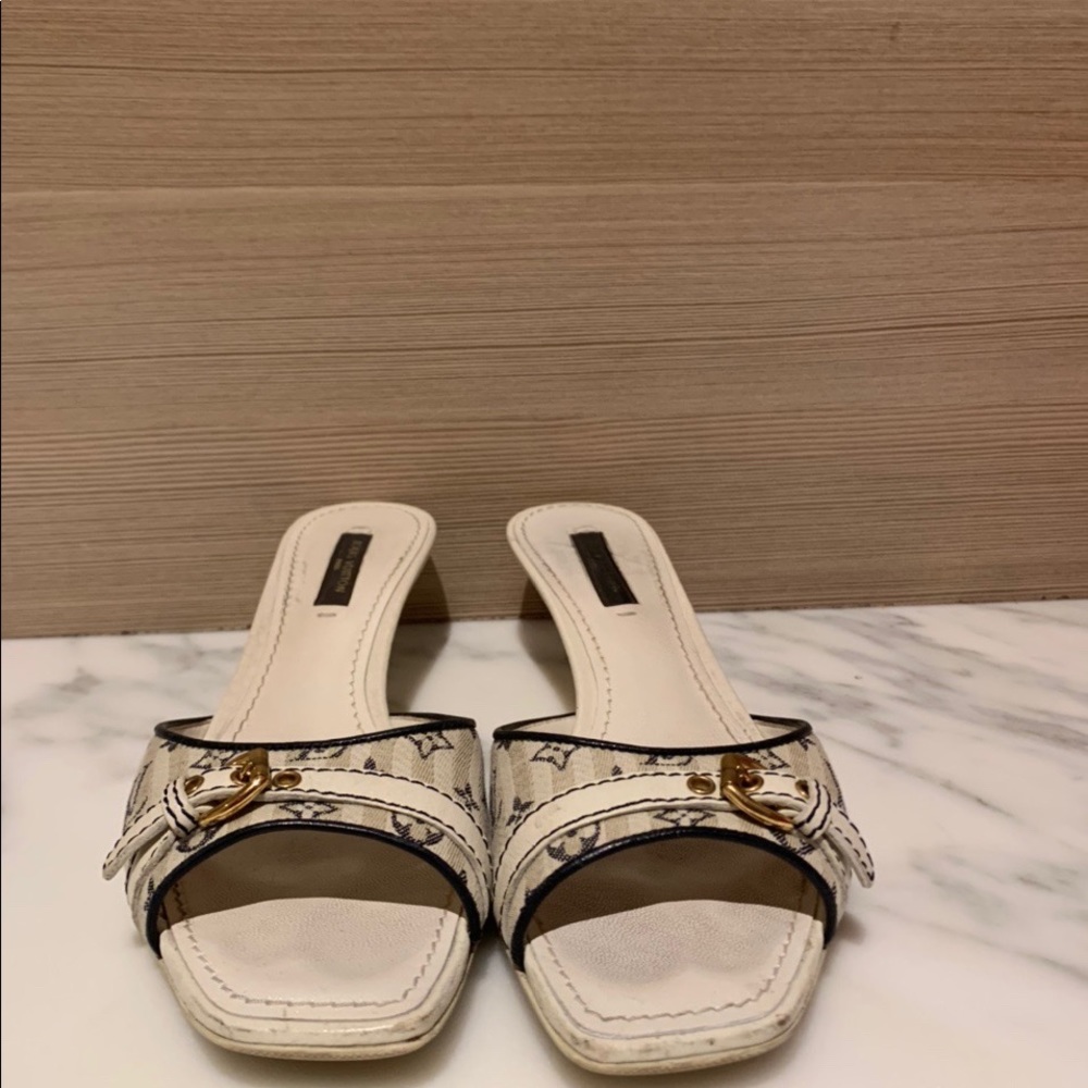VINTAGE LOUIS VUITTON WHITE HEELS W/ NAVY MONOGRAM